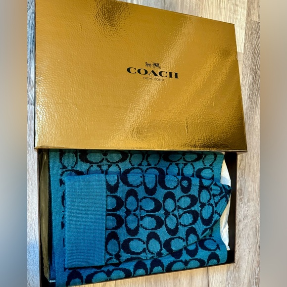 Coach. Unique knitted scarf and hat with embossed and signed coach in blue, new, - Picture 1 of 13
